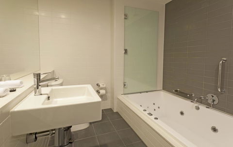 Causeway 353 Hotel - Flights 9
