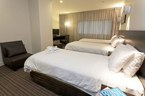 Causeway 353 Hotel - Flights 20