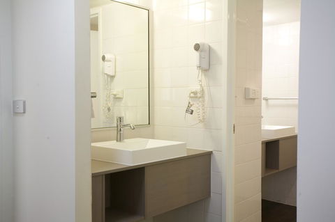 Ibis Melbourne Hotel And Apartments - Flights 19