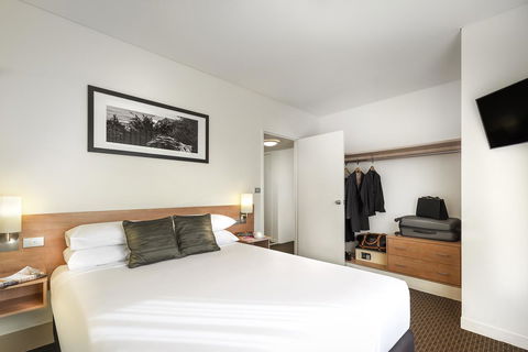 Ibis Melbourne Hotel And Apartments - Flights 13