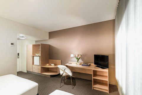 Ibis Melbourne Hotel And Apartments - Flights 10