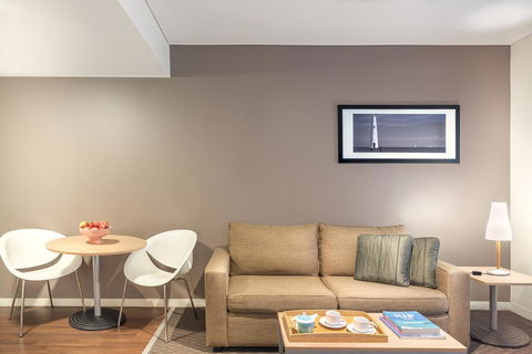 Ibis Melbourne Hotel And Apartments - Flights 16