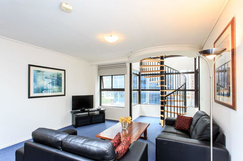Paramount Apartments Melbourne - Flights 19