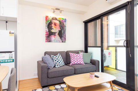 Canvas Suites On Russell Place - Flights 17