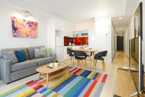 Canvas Suites On Russell Place - Flights 35