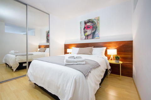 Canvas Suites On Russell Place - Flights 27