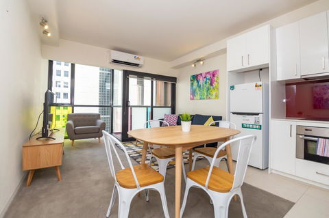 Canvas Suites On Russell Place - Flights 4