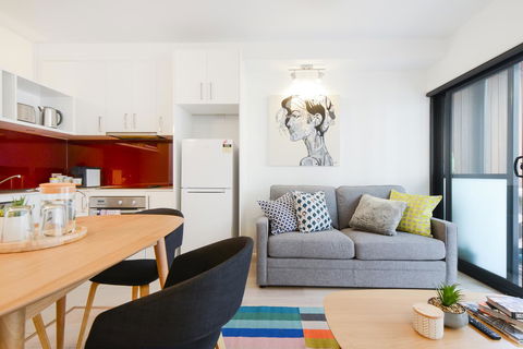 Canvas Suites On Russell Place - Flights 13