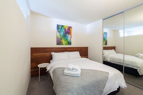 Canvas Suites On Russell Place - Flights 1