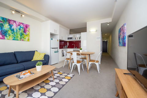 Canvas Suites On Russell Place - Flights 6