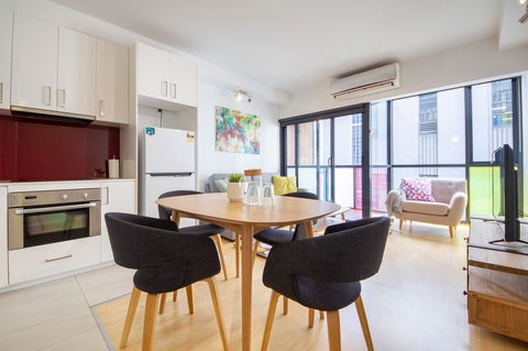 Canvas Suites On Russell Place - Flights 24