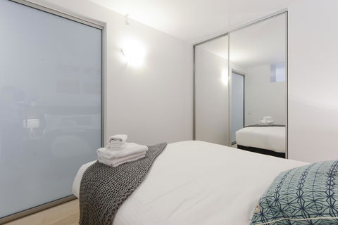 Canvas Suites On Russell Place - Flights 9