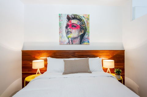 Canvas Suites On Russell Place - Flights 21