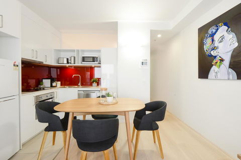 Canvas Suites On Russell Place - Flights 33