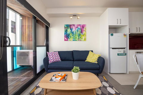 Canvas Suites On Russell Place - Flights 5