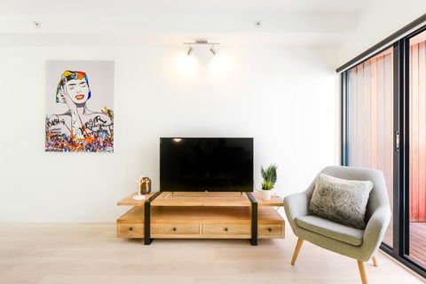 Canvas Suites On Russell Place - Flights 40