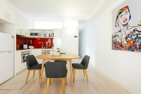 Canvas Suites On Russell Place - Flights 41