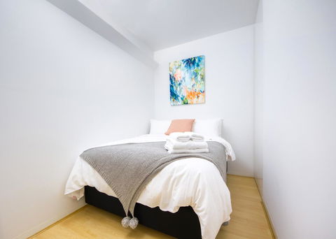 Canvas Suites On Russell Place - Flights 26