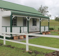 The Dollhouse Cottage - Flights