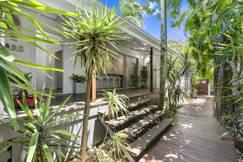 Tranquil & Tropical, Sunshine Beach - Flights 2