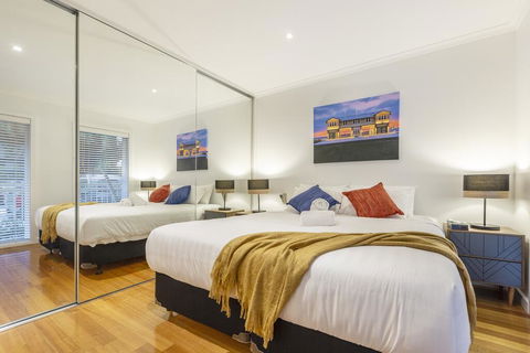 Tranquil Townhouse In Port Melbourne - Flights 2