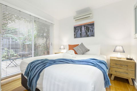 Tranquil Townhouse In Port Melbourne - Flights 3