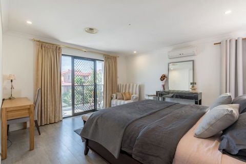 ULTRA SPACIOUS STYLISH HOME IN PRESTONS - SYDNEY - Flights 2