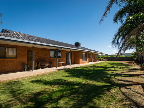 Vineyard Retreat Mildura - Flights 2