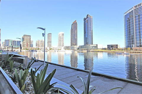 Auzzie Apartments Docklands, Melbourne - Flights 13