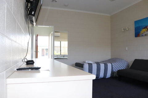 YAL Cairns - A Motel That Makes A Difference - Flights 8