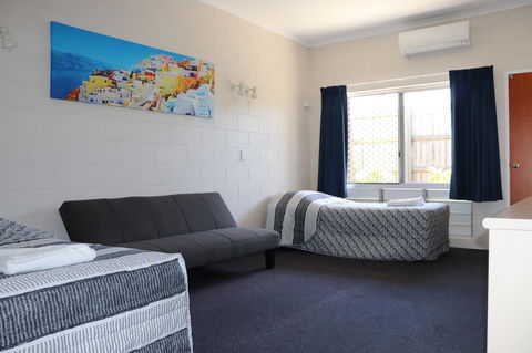 YAL Cairns - A Motel That Makes A Difference - Flights 13