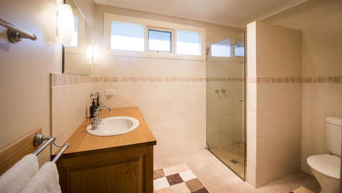 Wattle Grove Homestead Bed & Breakfast - Flights 3