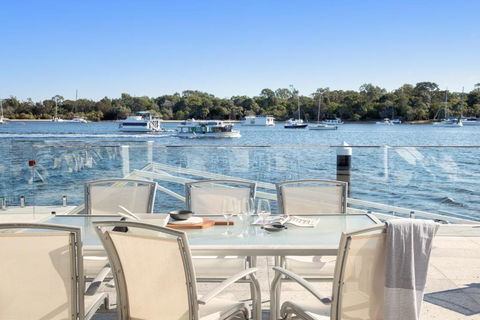 Affordable Riverfront, Pool, Private Pontoon - Flights 2