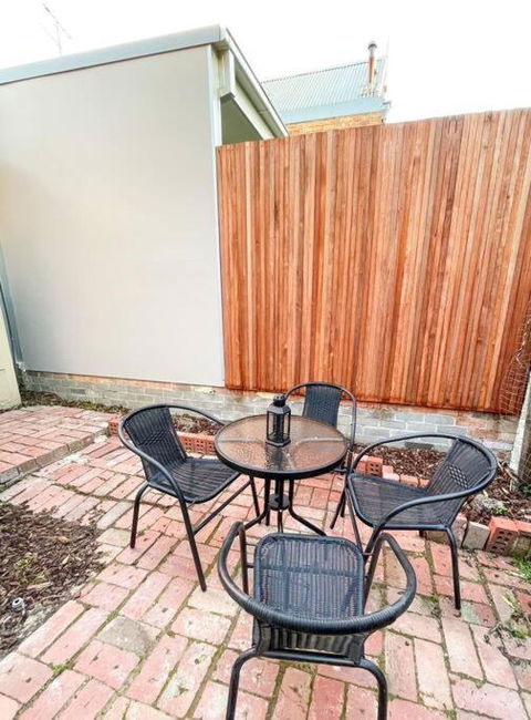 A Beautiful Terrace House With Parking & Courtyard - Flights 3