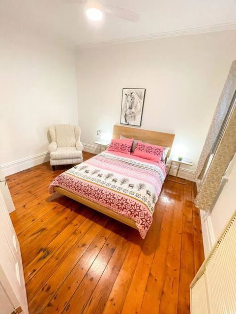 A Beautiful Terrace House With Parking & Courtyard - Flights 4