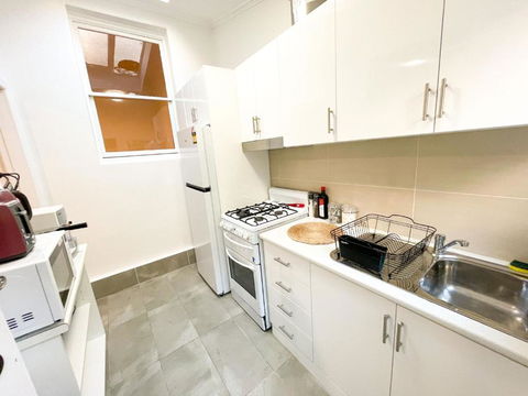 A Beautiful Terrace House With Parking & Courtyard - Flights 2