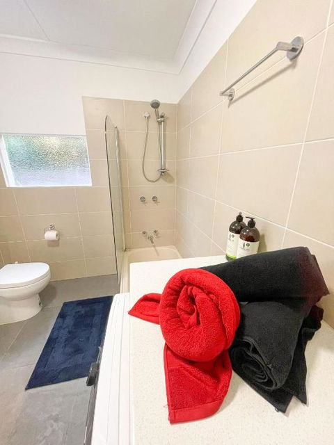 A Beautiful Terrace House With Parking & Courtyard - Flights 1