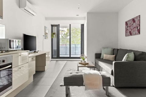 A Central Apt Right Next To Southern Cross - Flights 1