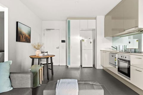 A Central Apt Right Next To Southern Cross - Flights 3