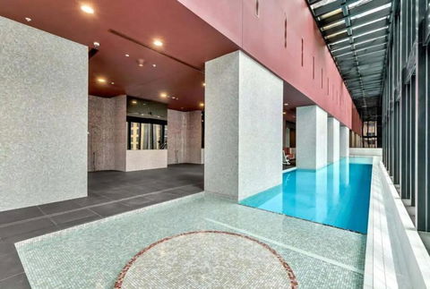 A Chic 2BR Apt Near Melbourne CBD W FREE Parking - Flights 2
