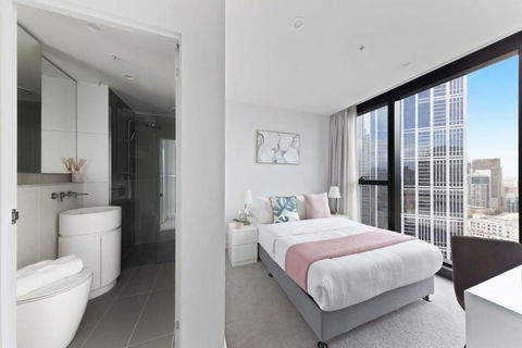 A Chic 2BR Apt Near Melbourne CBD W FREE Parking - Flights 3