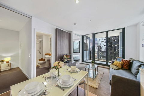 A Chic 2BR Home Near Southern Cross City Views - Flights 0