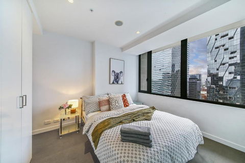 A Chic 2BR Home Near Southern Cross City Views - Flights 3