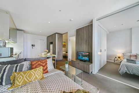 A Chic 2BR Home Near Southern Cross City Views - Flights 2