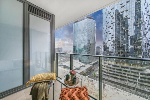 A Chic 2BR Home Near Southern Cross City Views - Flights 4