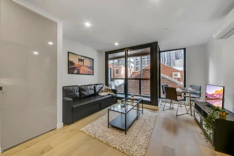 A Comfy 2BR Apt 5-Min Walk To Melbourne Central - Flights 1