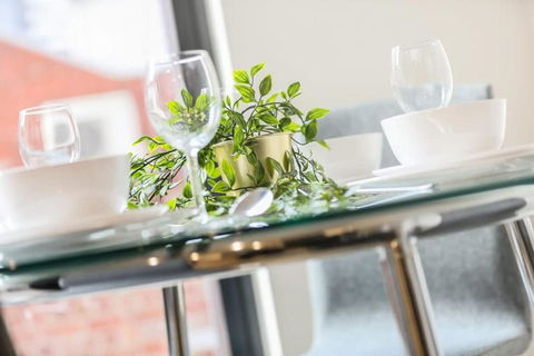 A Comfy 2BR Apt 5-Min Walk To Melbourne Central - Flights 4