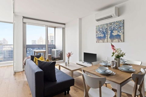 A Comfy 2BR Apt W City Views Near Southern Cross - Flights 1