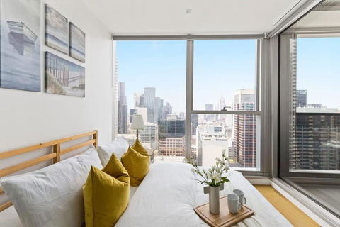 A Comfy 2BR Apt W City Views Near Southern Cross - Flights 4