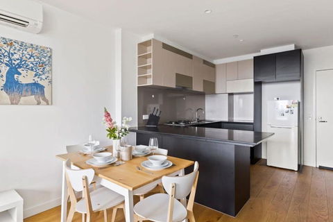 A Comfy 2BR Apt W City Views Near Southern Cross - Flights 3